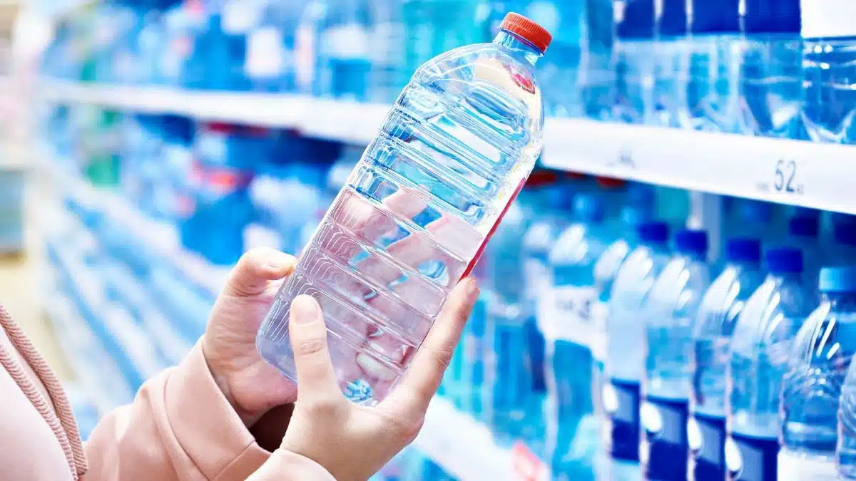 Des centaines de milliers de microplastiques dans les bouteilles d'eau : Quelles sont les implications directes pour la santé ?
