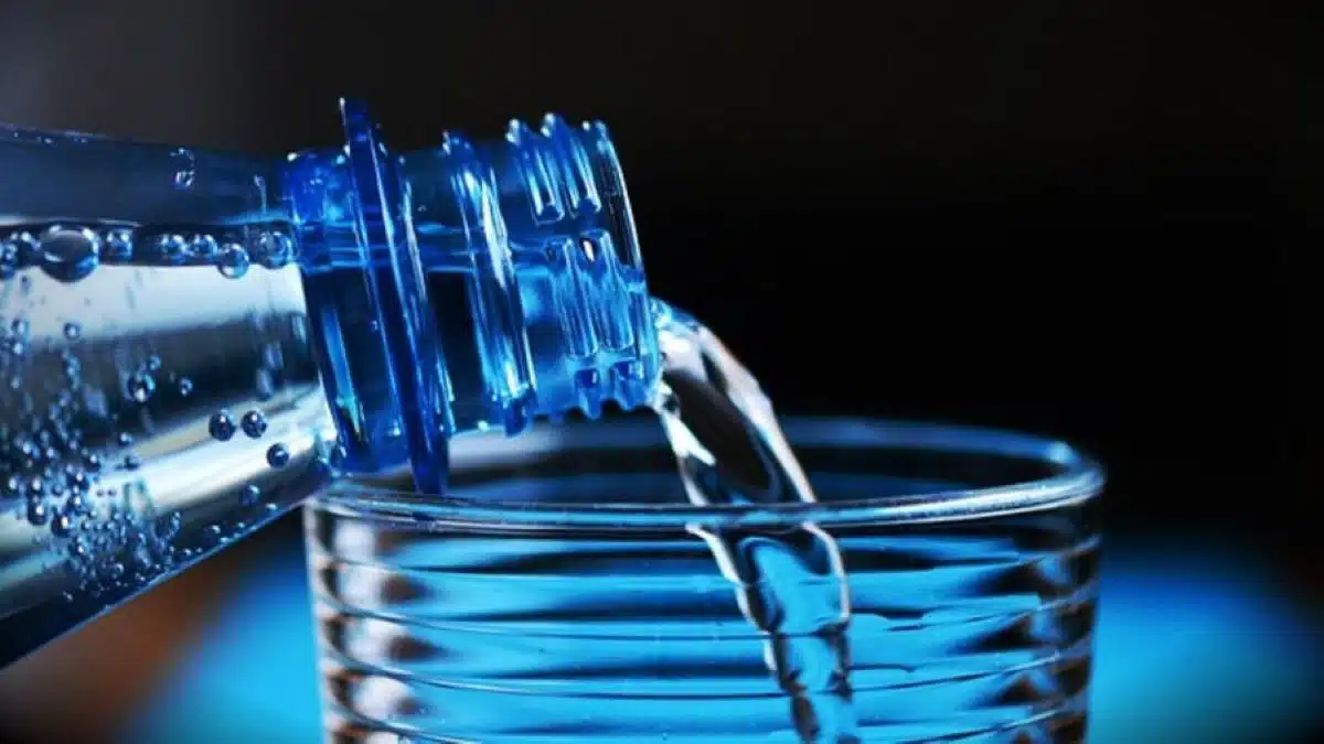 L’eau qui provient des bouteilles en plastique est jusqu’à 100 fois plus contaminée qu’on ne le pensait