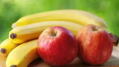 Pomme ou banane : lequel de ces deux fruits est le plus bénéfique pour la santé ? Cette diététicienne tranche