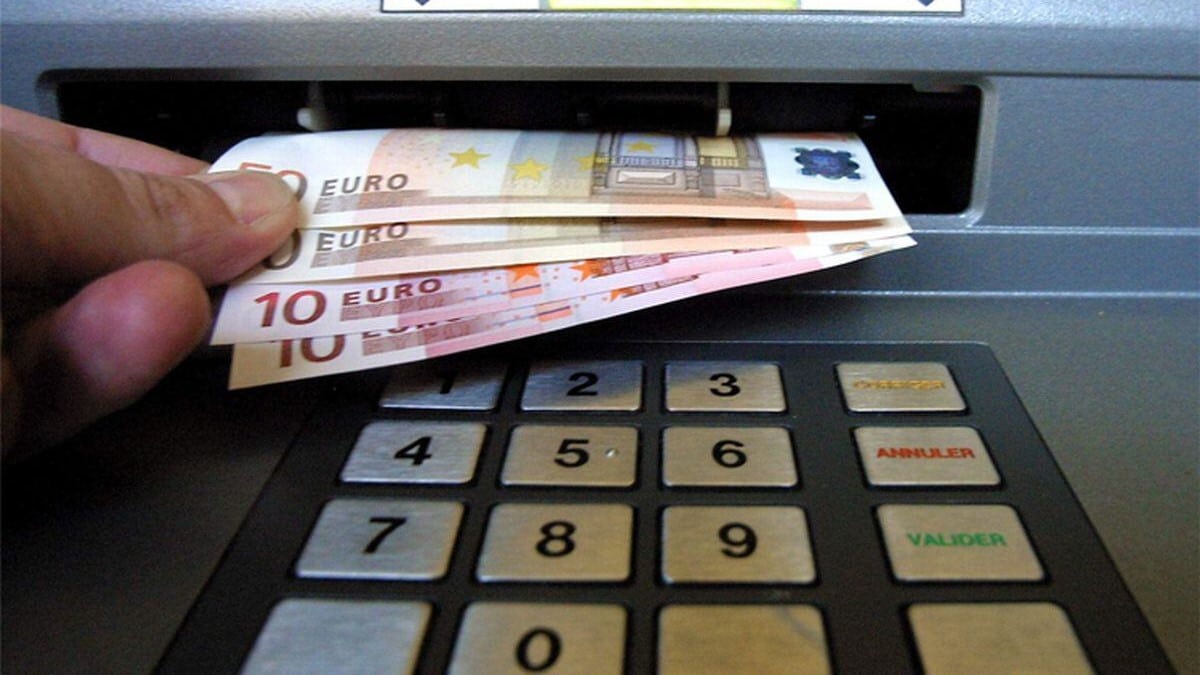 Un nouveau distributeur de billets est déployé dans toutes les villes de France, permettant à des millions de clients d'éviter des frais bancaires