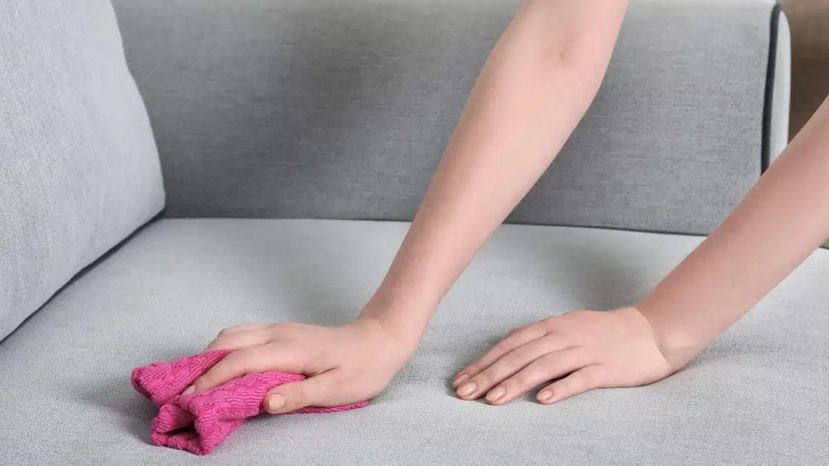 Comment nettoyer un canapé en tissu : 6 astuces redoutables