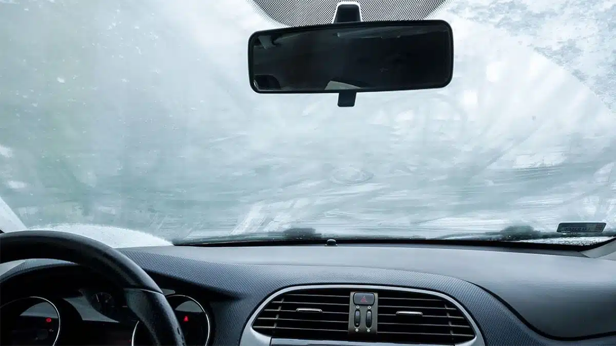 Buée à l’intérieur de la voiture : quelques astuces pour éviter ce désagrément sur vos vitres
