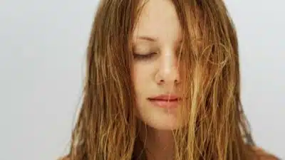 Cheveux gras : quel est le meilleur moment pour appliquer son shampoing sec ? Un coiffeur répond