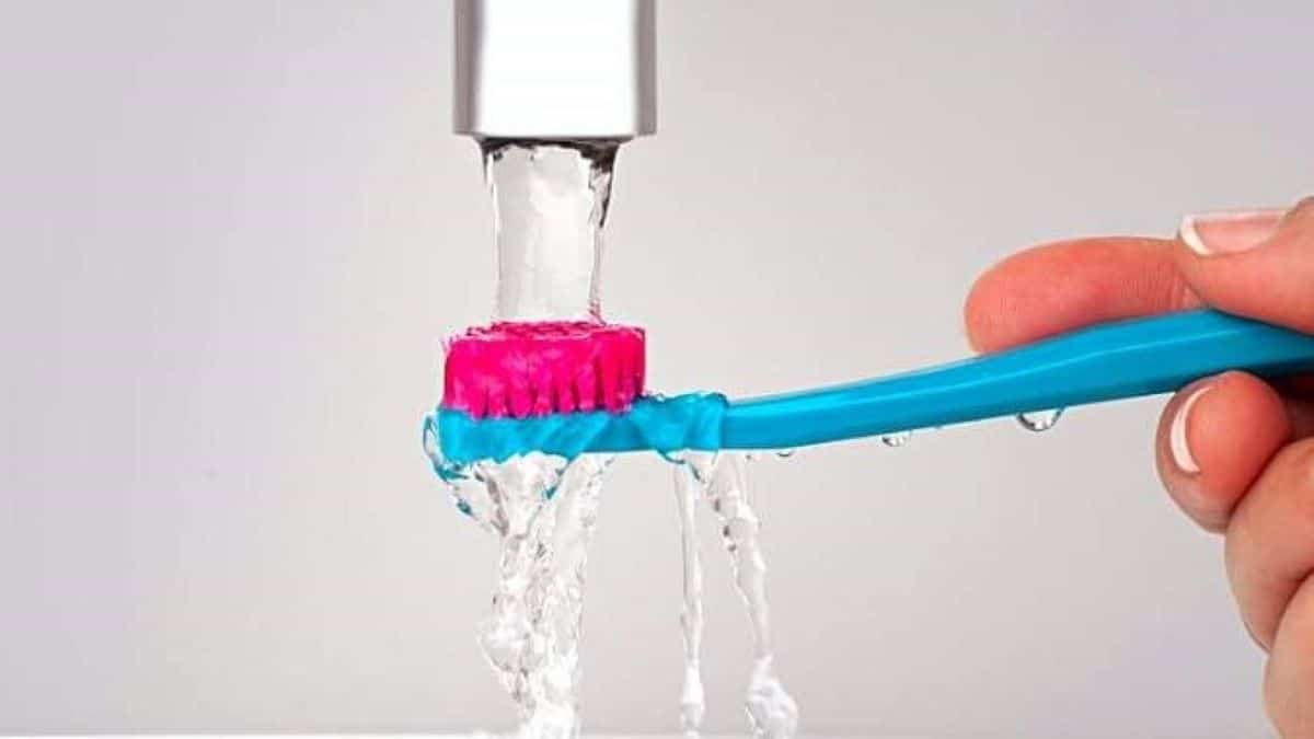 Faut-il mouiller sa brosse à dents avant d’appliquer le dentifrice ?