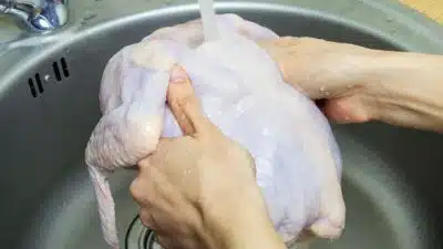 Pourquoi est-il déconseillé de laver le poulet avant de le cuire ?