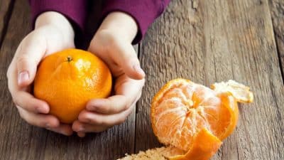 Est-ce que manger une orange le soir peut vraiment empêcher de dormir ?
