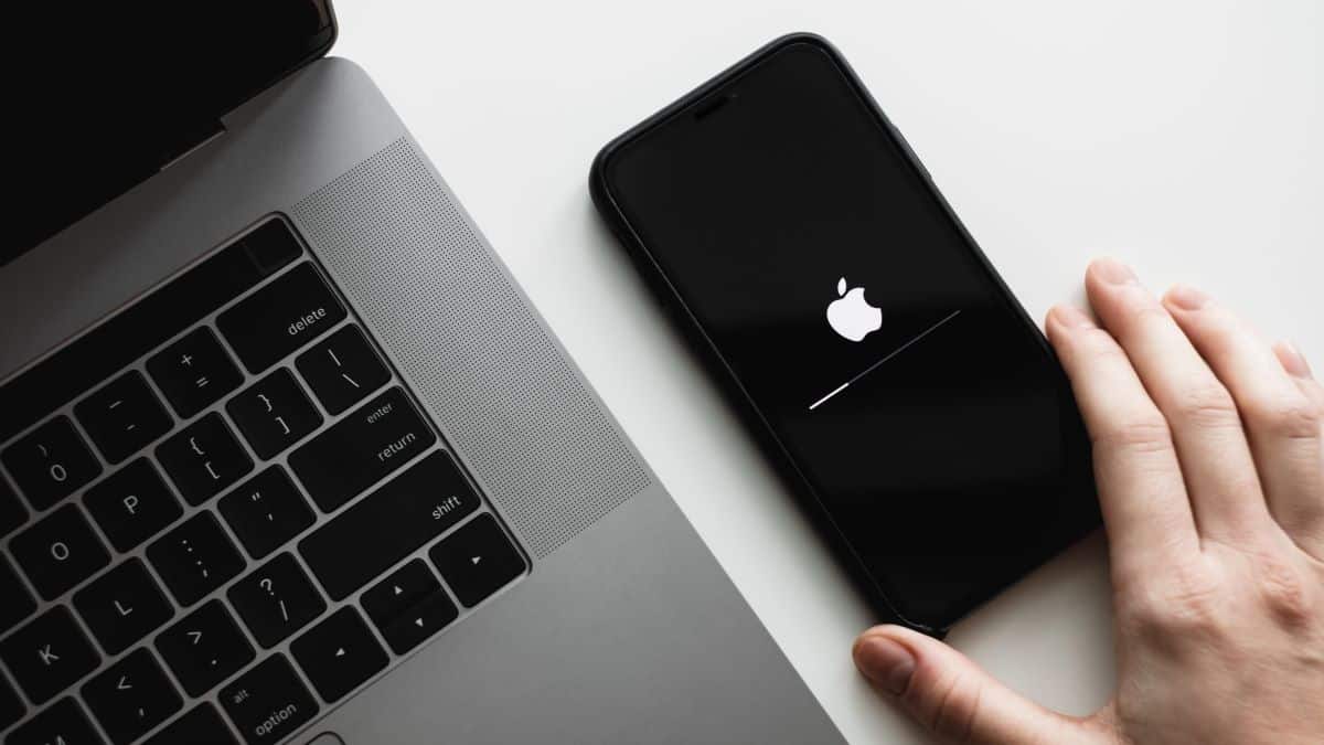 Apple donne enfin une explication à une question que se posent tous les utilisateurs d'iPhone : pourquoi la batterie se vide plus rapidement après une mise à jour ?