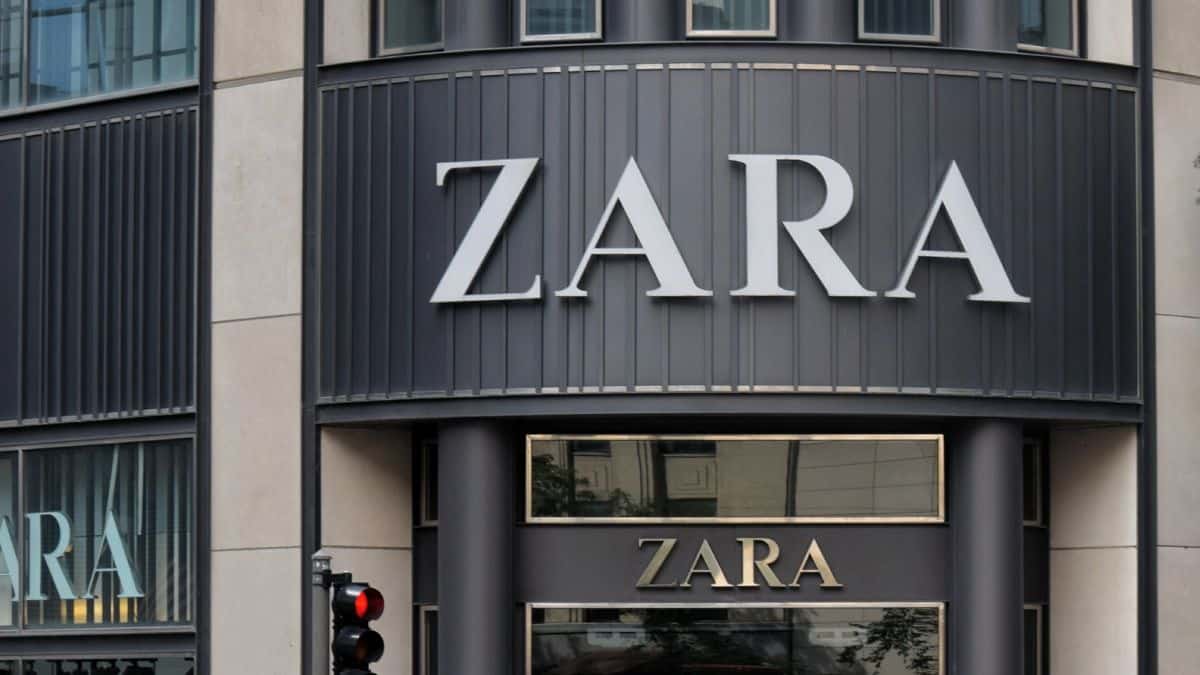 Zara: ce jean à coupe droite et haute révèle des jambes élancées !