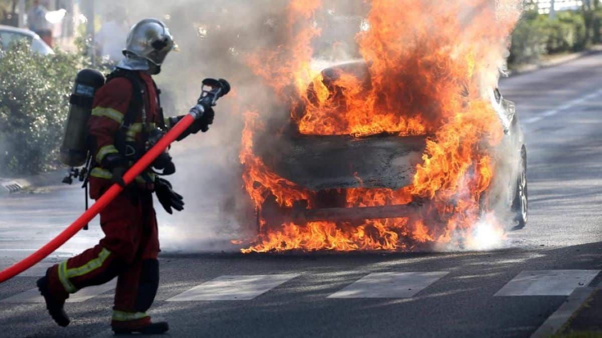 Les incendies de voitures électriques se multiplient : ces chiffres révèlent des surprises
